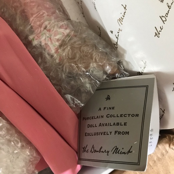 A Fine Porcelain Collector Doll “ Cristina” By The Danbury Mint collection - Picture 6 of 7